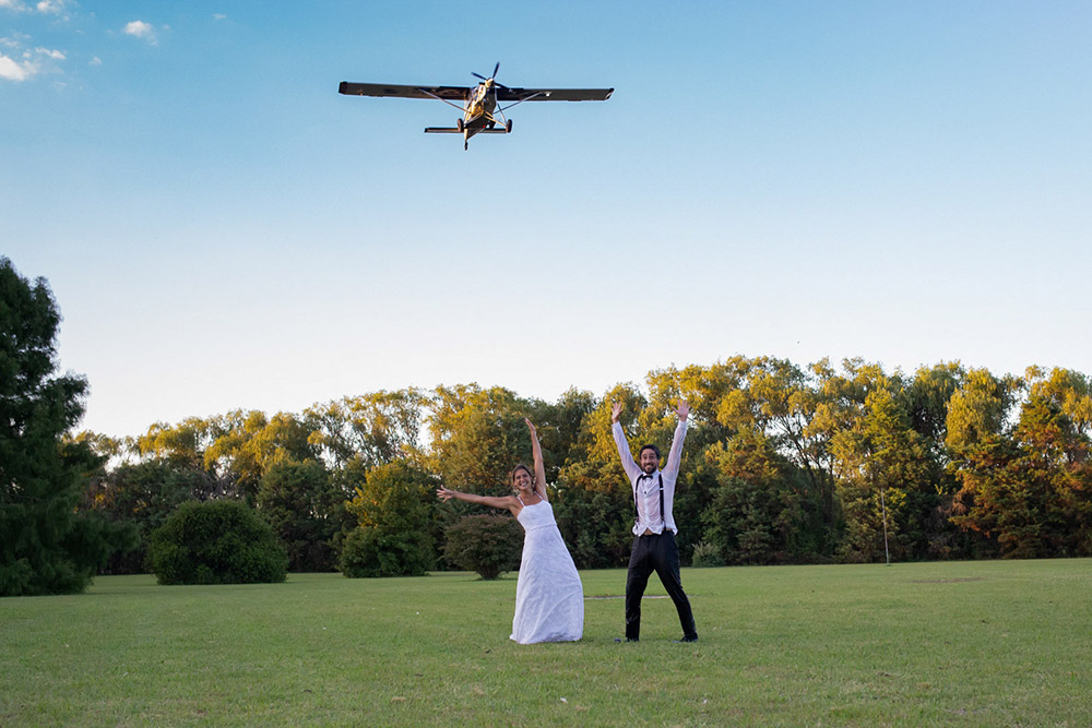 Boda en quinta con helipuerto, celebración, los novios llegan en helicoptero. Eliana Janka Fotoperiodismo de boda.