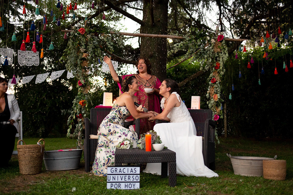 Novias felices en su celebración de boda. Eliana Janka. Fotoperiodismo de bodas.