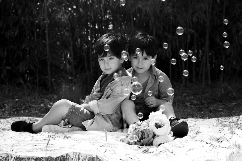 sesión de fotos de hermanos en blanco y negro