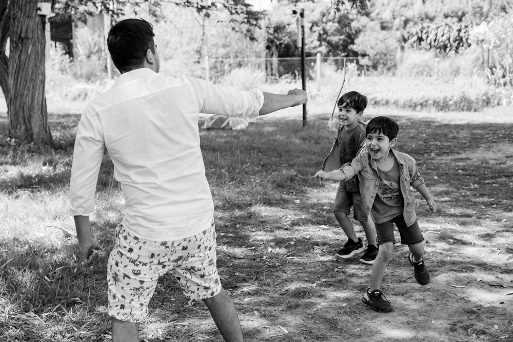 sesión de fotos de padre con sus hijos en blanco y negro