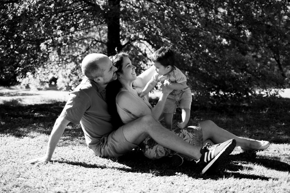 Sesión de fotos de familia al aire libre con un estilo natural en blanco y negro