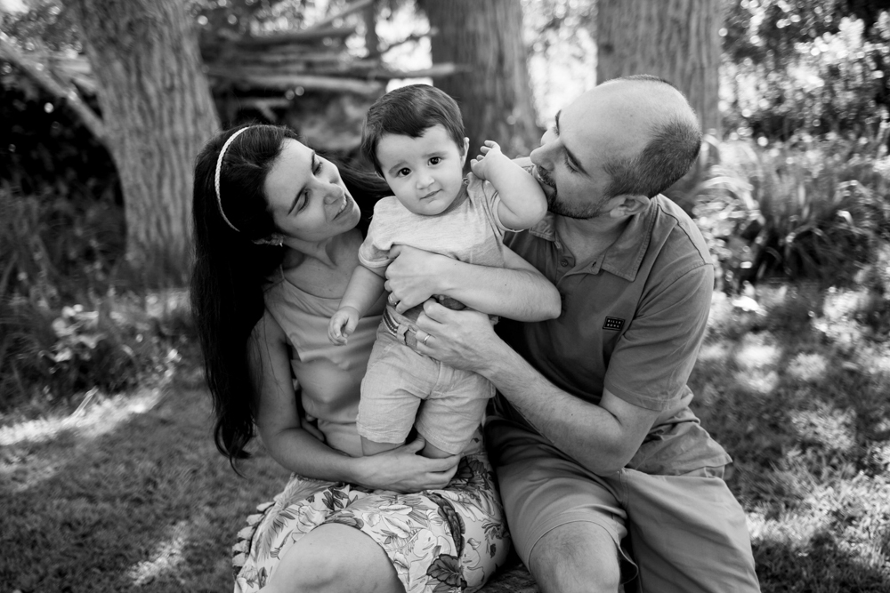 Sesión de fotos de familia al aire libre con un estilo natural en blanco y negro