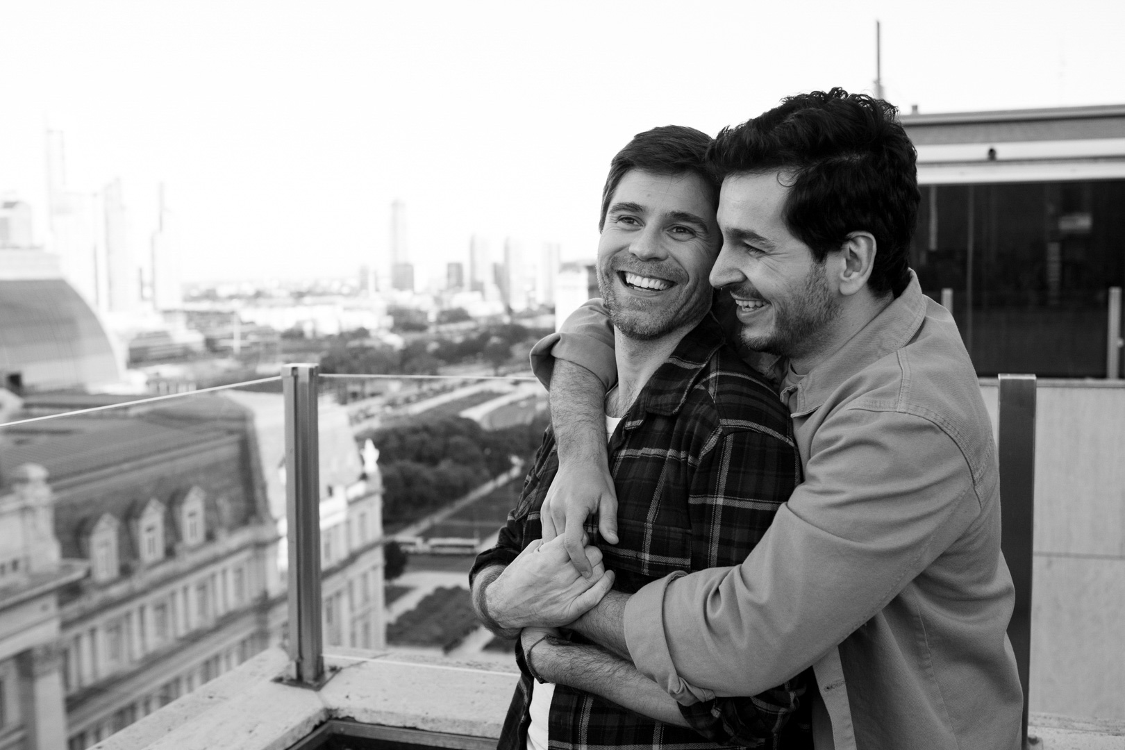couple photosession in Buenos Aires rooftop bar. LGTB