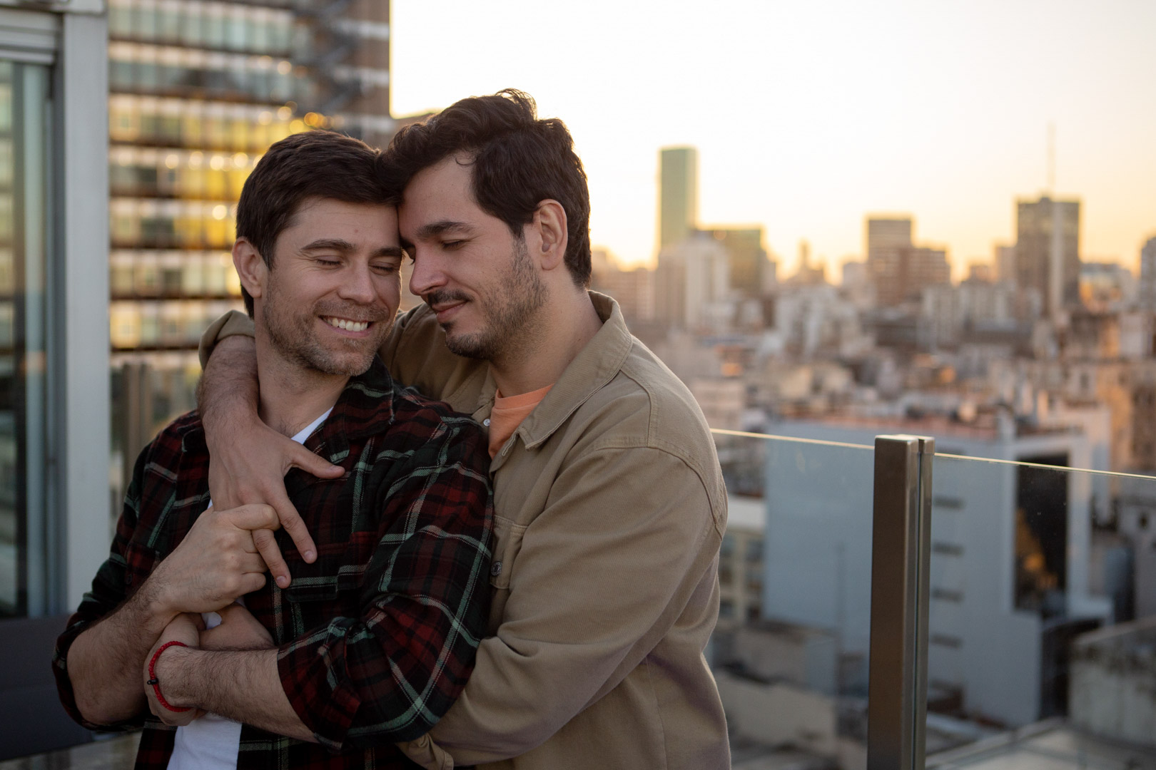 couple photosession in Buenos Aires rooftop bar. LGTB