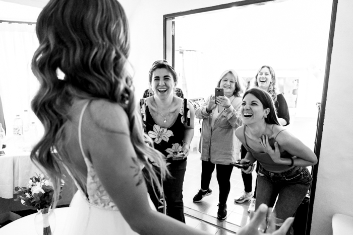 qué es el fotoperiodismo de bodas, fotógrafos de casamientos, argentina, amigas en la preparación de la novia