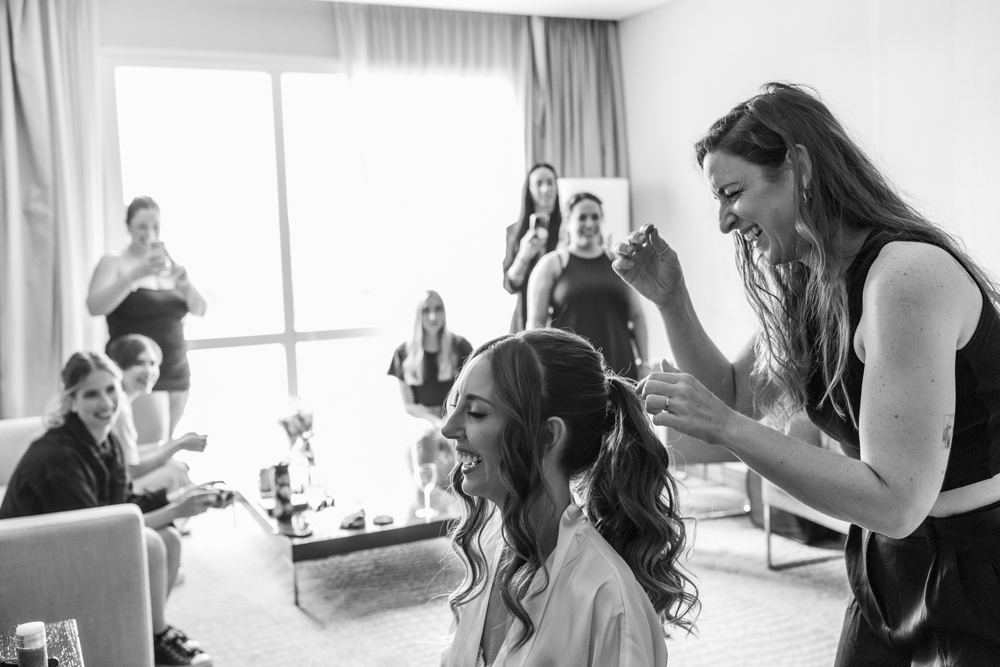 Preparación de la novia en el hotel windham de nordelta. Ceremonias simbolicas. fotoperiodismo. Bodas de día. Casamientos en buenos aires. Fotos sin poses. Fotografia documental de bodas. Buenos Aires, Argentina. Pura emoción.  Luxury weddings en argentina.