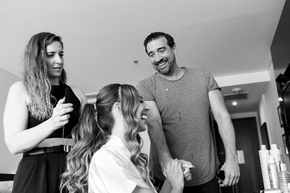 Preparación de la novia en el hotel windham de nordelta. Ceremonias simbolicas. fotoperiodismo. Bodas de día. Casamientos en buenos aires. Fotos sin poses. Fotografia documental de bodas. Buenos Aires, Argentina. Pura emoción.  Luxury weddings en argentina.