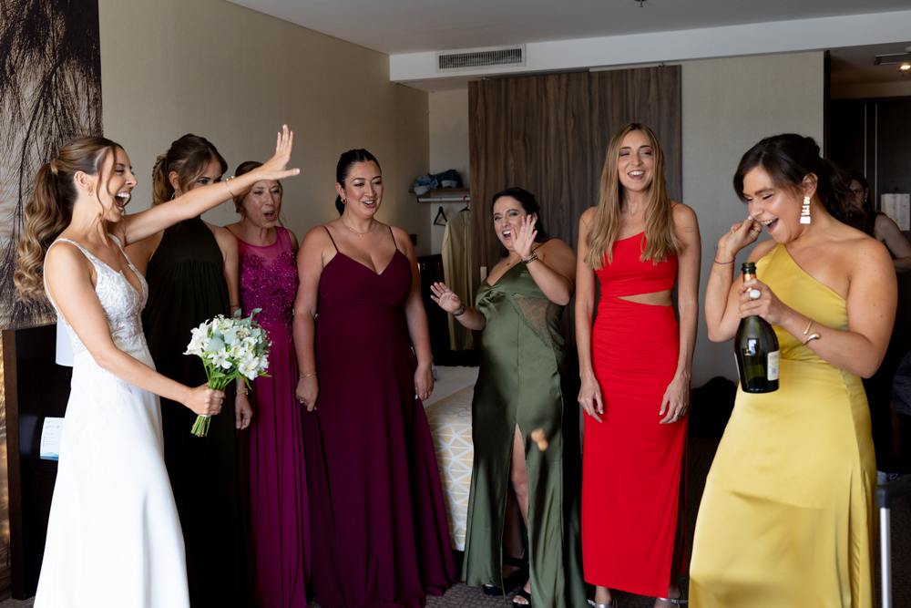 Preparación de la novia en el hotel windham de nordelta. Ceremonias simbolicas. fotoperiodismo. Bodas de día. Casamientos en buenos aires. Fotos sin poses. Fotografia documental de bodas. Buenos Aires, Argentina. Pura emoción.  Luxury weddings en argentina.