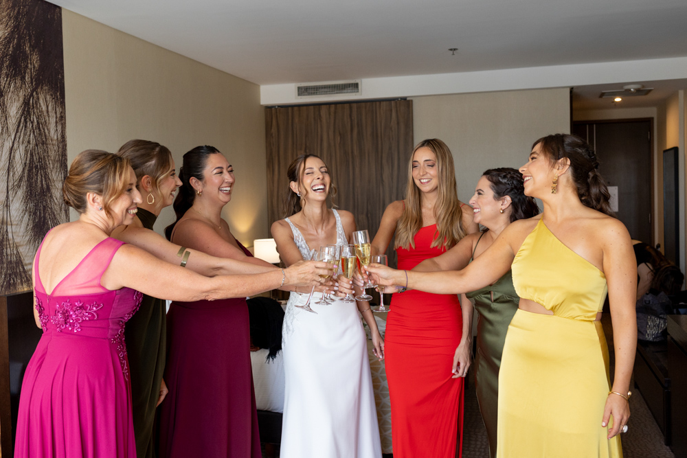 Preparación de la novia en el hotel windham de nordelta. Ceremonias simbolicas. fotoperiodismo. Bodas de día. Casamientos en buenos aires. Fotos sin poses. Fotografia documental de bodas. Buenos Aires, Argentina. Pura emoción.  Luxury weddings en argentina.