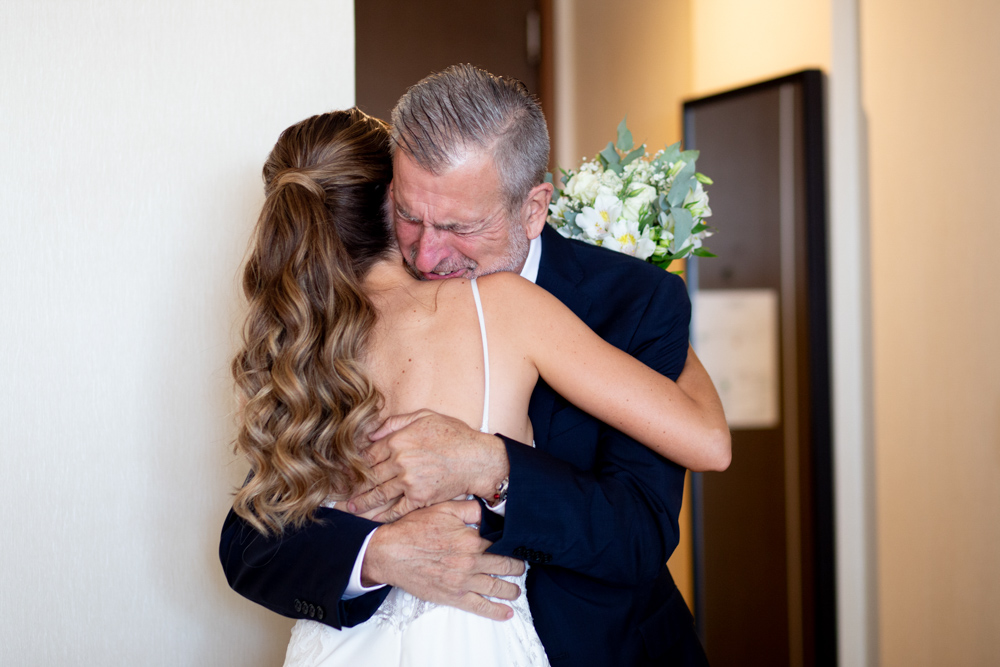 Preparación de la novia en el hotel windham de nordelta. Ceremonias simbolicas. fotoperiodismo. Bodas de día. Casamientos en buenos aires. Fotos sin poses. Fotografia documental de bodas. Buenos Aires, Argentina. Pura emoción.  Luxury weddings en argentina.