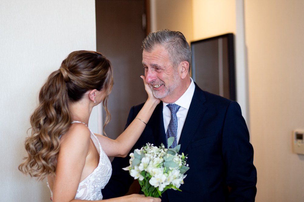 Preparación de la novia en el hotel windham de nordelta. Ceremonias simbolicas. fotoperiodismo. Bodas de día. Casamientos en buenos aires. Fotos sin poses. Fotografia documental de bodas. Buenos Aires, Argentina. Pura emoción.  Luxury weddings en argentina.