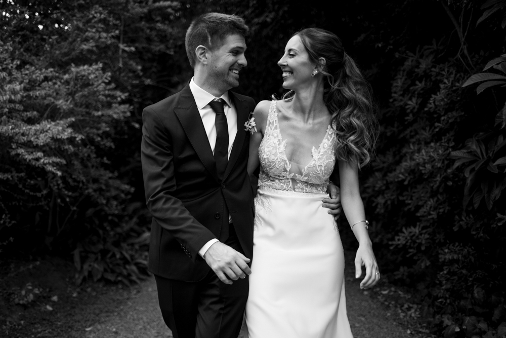 fotoperiodismo. Casamientos en buenos aires. Fotos sin poses. Fotografia documental de bodas. Buenos Aires, Argentina. Pura emoción. Quinta los Galpones, Benavidez. Luxury destination weddings en argentina. Retratos de los novios en blanco y negro