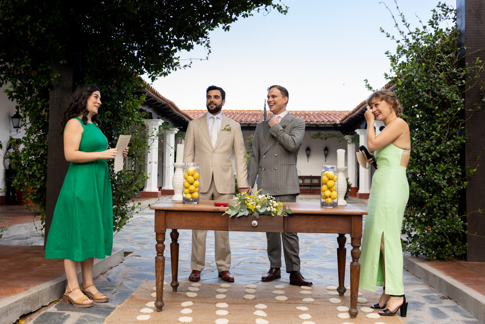 patios de cafayate, destination wedding, salta, argentina, patagonia, matrimonio igualitario, fotografia de bodas, viñedos, ceremonia celta, ceremony, celtic, hands