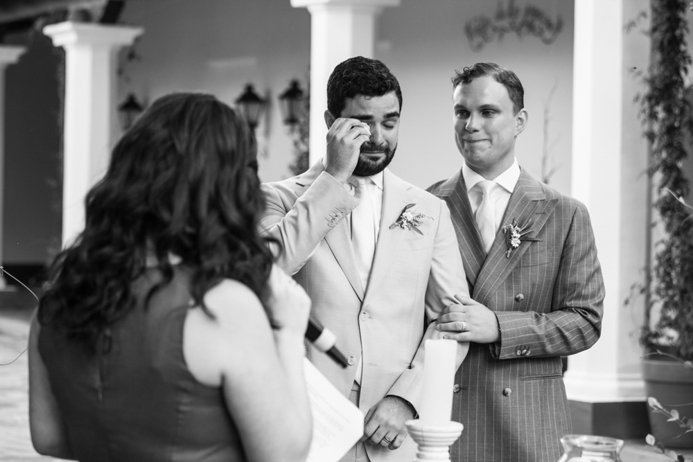 patios de cafayate, destination wedding, salta, argentina, patagonia, matrimonio igualitario, fotografia de bodas, viñedos, ceremonia celta, ceremony, celtic, hands, emociones reales, sin poses