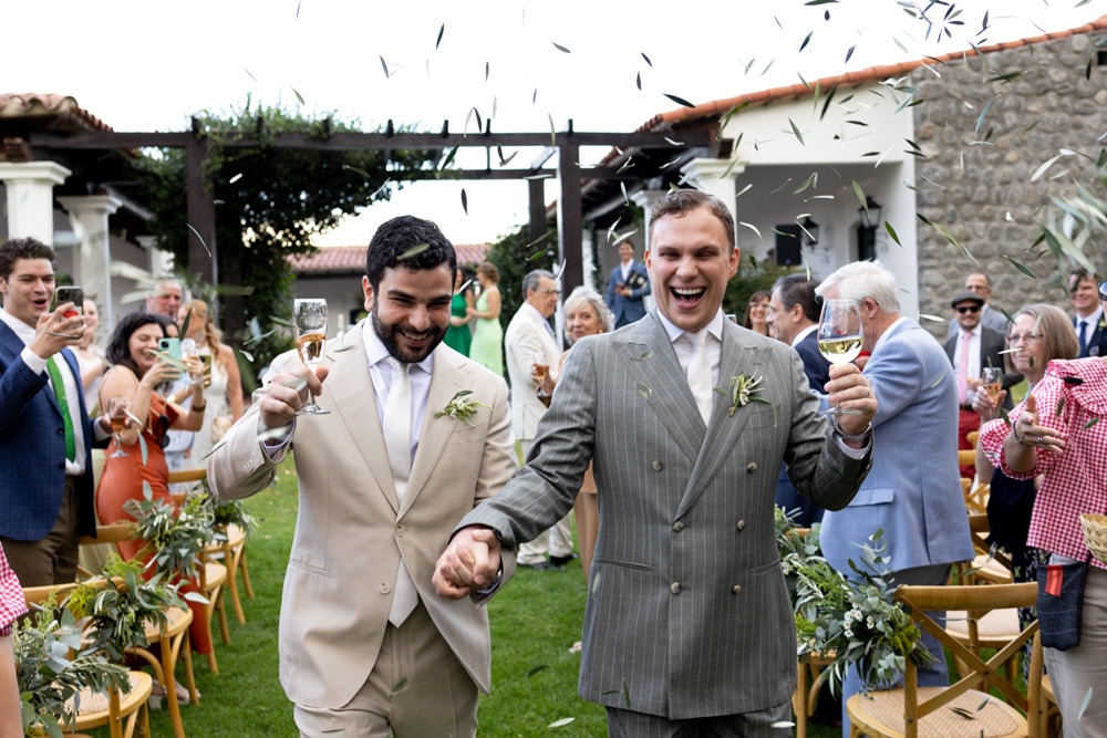 patios de cafayate, destination wedding, salta, argentina, patagonia, matrimonio igualitario, fotografia de bodas, viñedos, ceremonia celta, ceremony, celtic, hands, emociones reales, sin poses