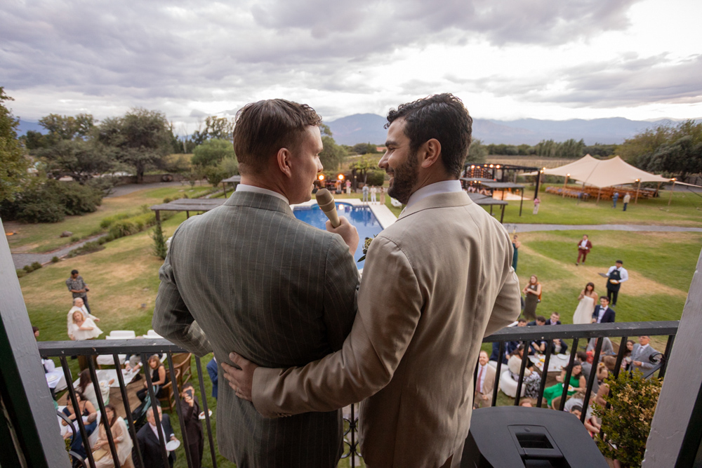 patios de cafayate, destination wedding, salta, argentina, patagonia, matrimonio igualitario, fotografia de bodas, viñedos, ceremonia celta, ceremony, celtic, hands, emociones reales, sin poses