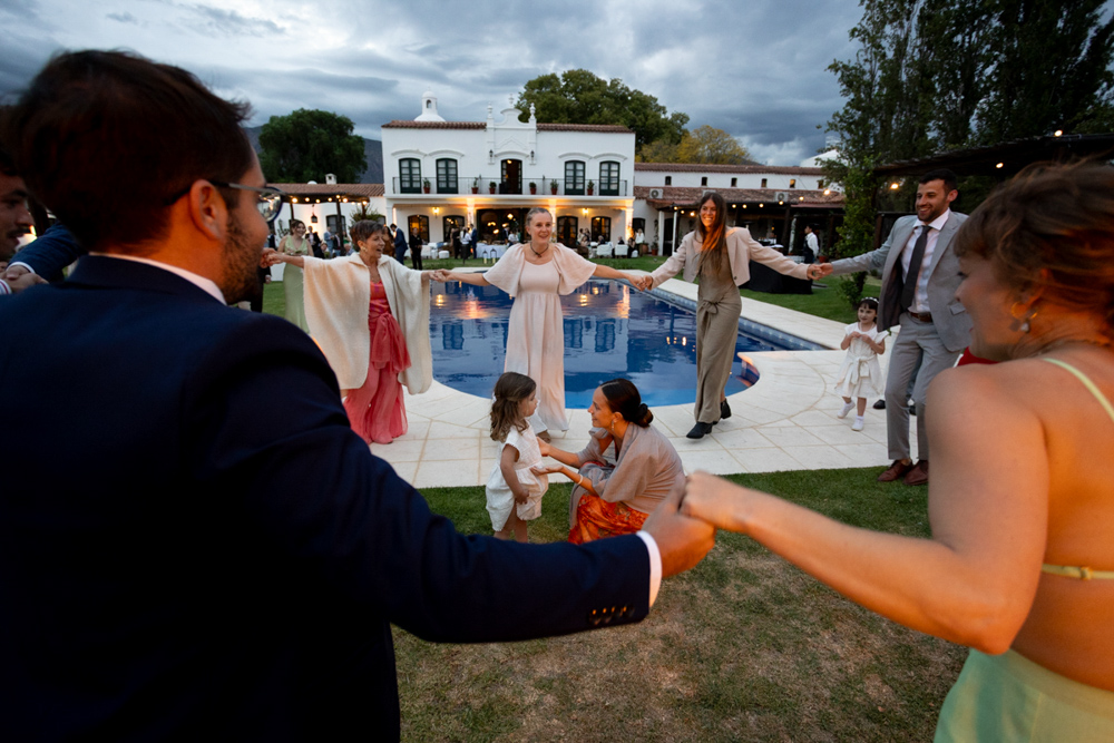 patios de cafayate, destination wedding, salta, argentina, patagonia, matrimonio igualitario, fotografia de bodas, viñedos, party, emociones reales, sin poses