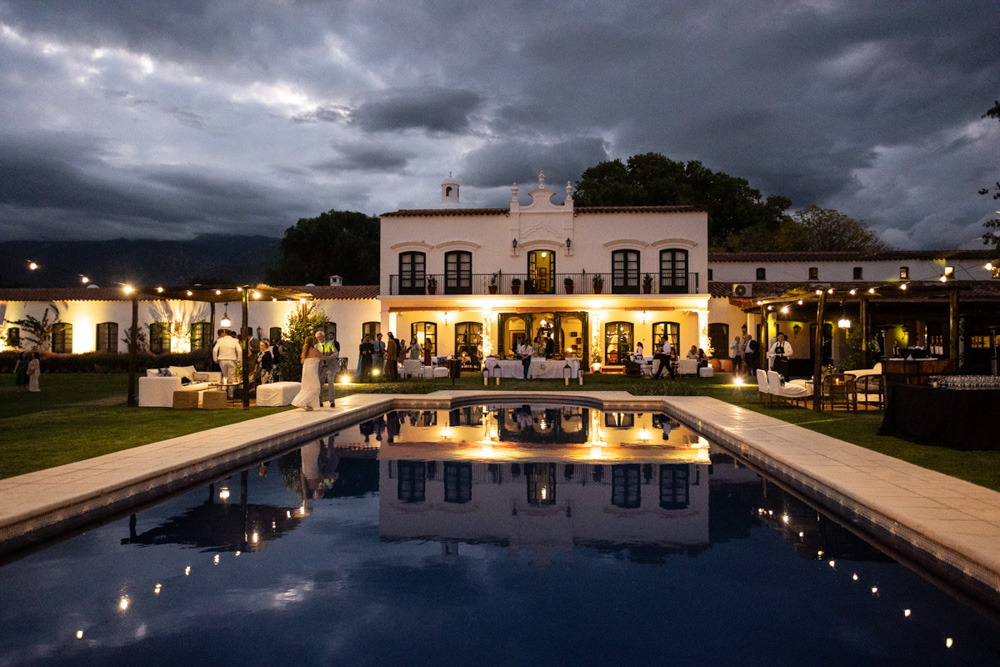 patios de cafayate, destination wedding, salta, argentina, patagonia, matrimonio igualitario, fotografia de bodas, viñedos, party, emociones reales, sin poses, noroesteargentino