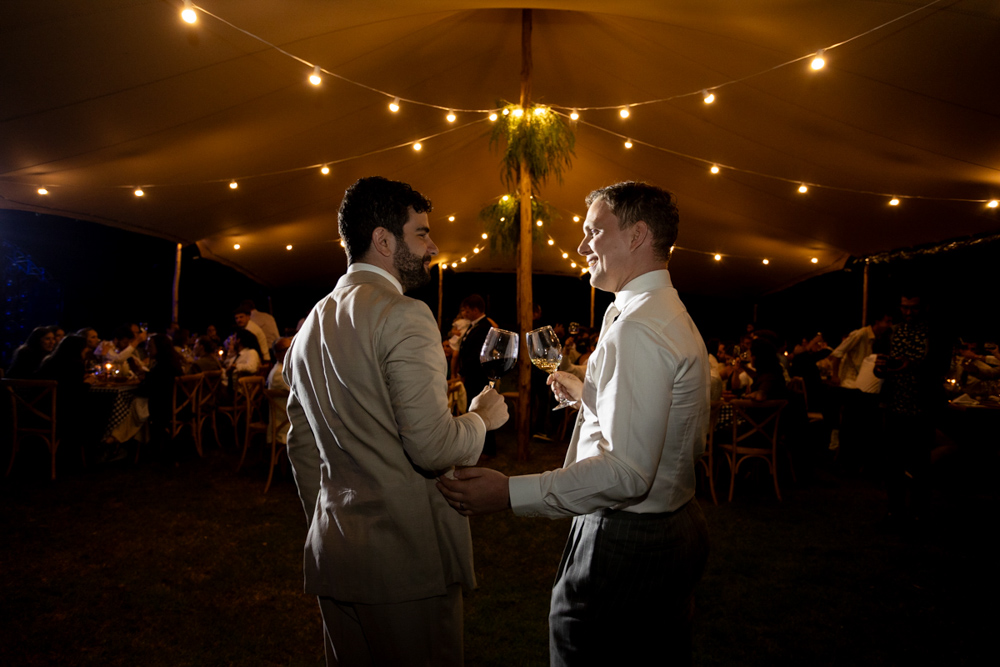 patios de cafayate, destination wedding, salta, argentina, patagonia, matrimonio igualitario, fotografia de bodas, viñedos, party, emociones reales, sin poses, casamiento, fiesta, noche, brindis