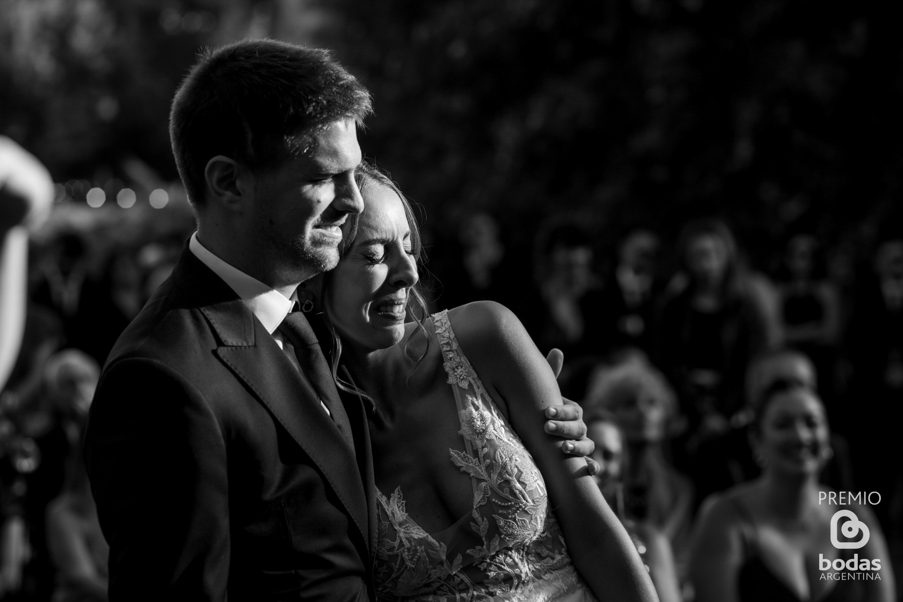 retrato de los novios durante la ceremonia al aire libre, pura emoción, cero poses, fotoperiodismo de bodas, fotografia documental de casamientos buenos aires argentina, elopements, destination weddings