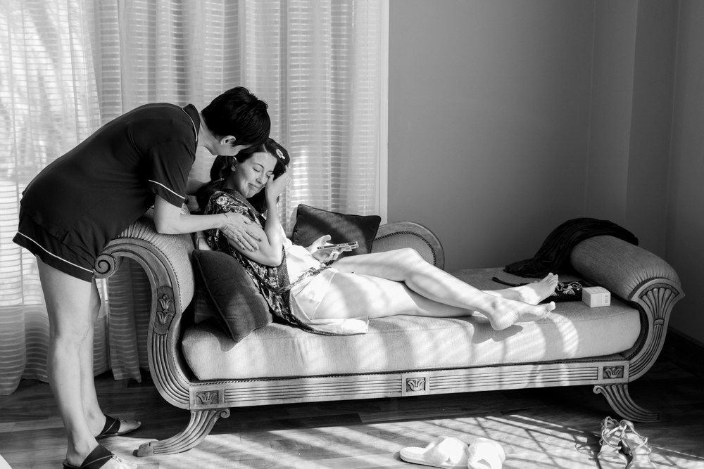 momento emotivo de la novia cons u mama durante su preparación el dia del casamiento