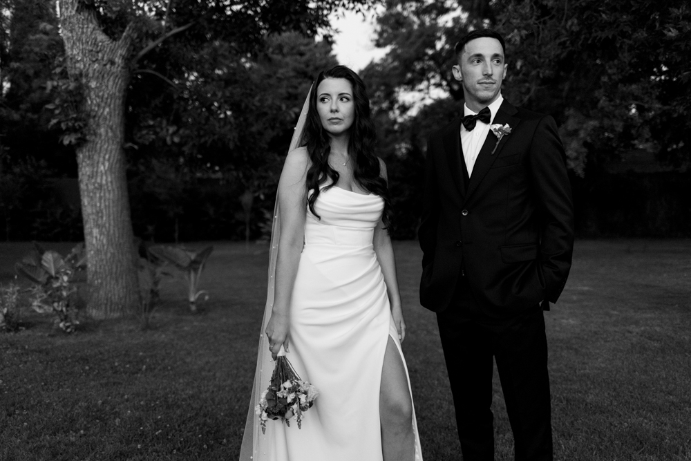 retrato de los novios recien casados en blanco y negro emotivo bodas casamientos