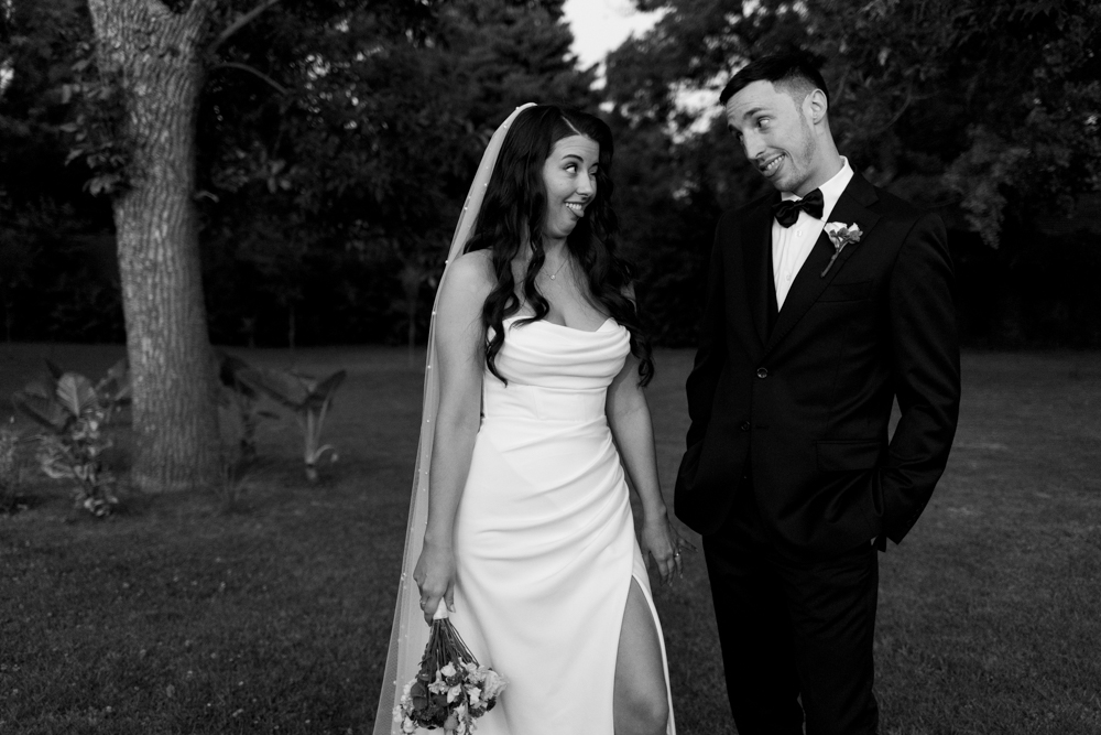 retrato de los novios recien casados en blanco y negro emotivo bodas casamientos
