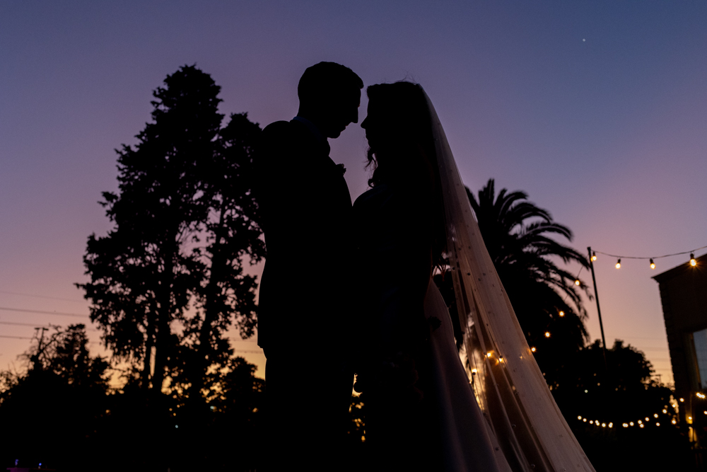 retrato de los novios recien casadosat ardecer emotivo bodas casamientos