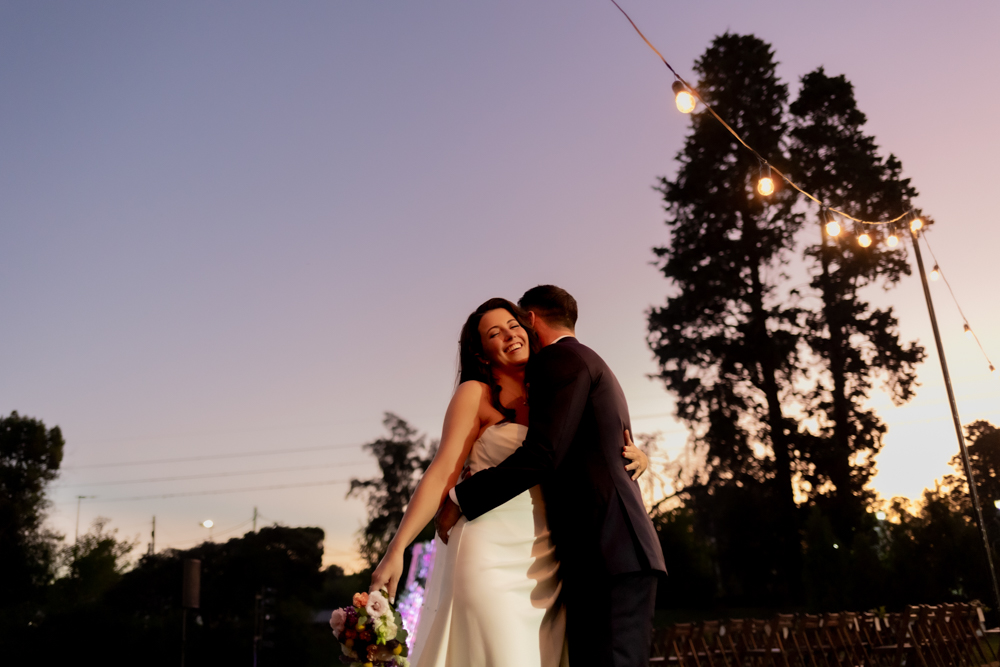retrato de los novios recien casadosat ardecer emotivo bodas casamientos