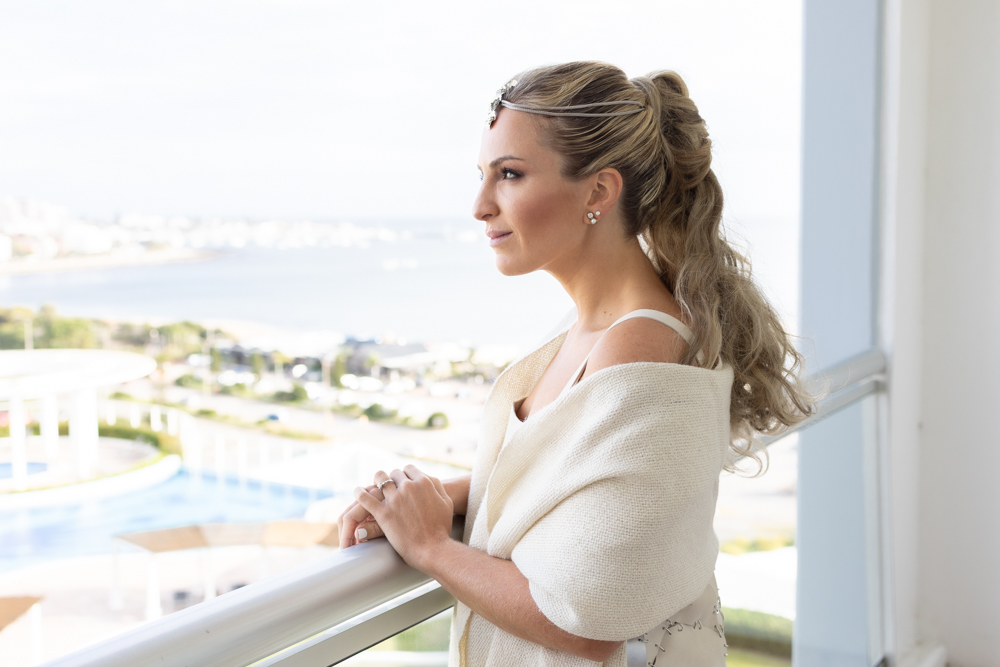 Boda de destino en Punta del Este, Uruguay, fotografia documental de bodas, maquillaje de la novia, hotel conrad