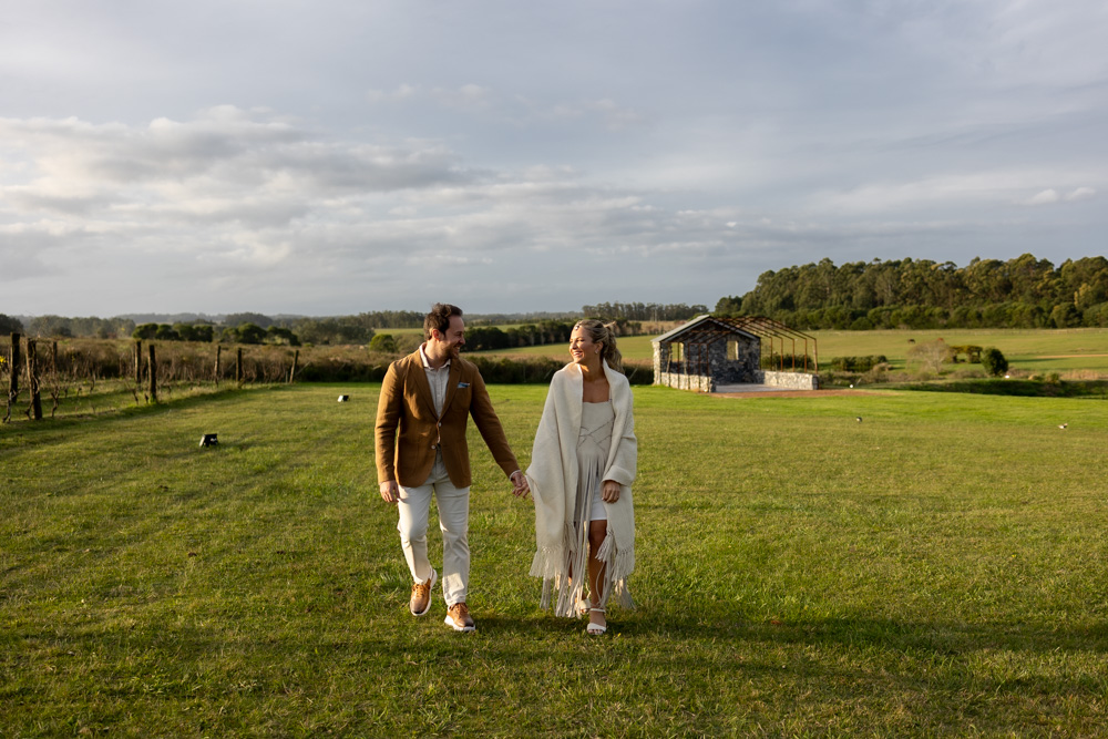 boda de destino, narbona, uruguay, sesion de los novios en los viñedos al atardecer