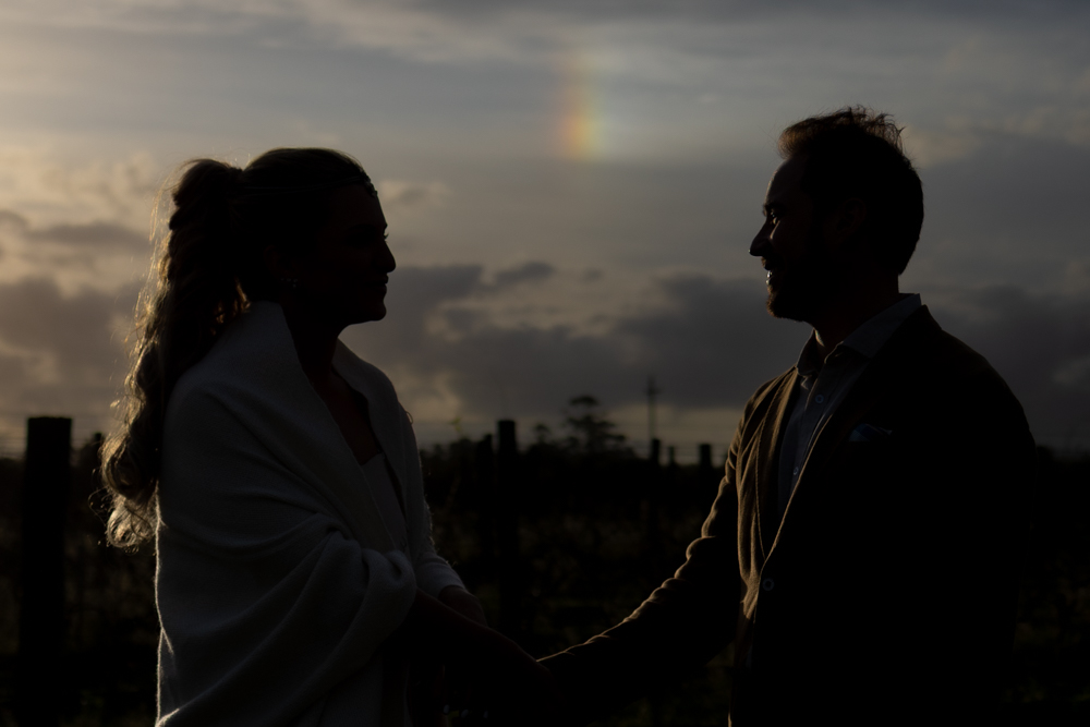 boda de destino, narbona, uruguay, sesion de los novios en los viñedos al atardecer con arcoiris