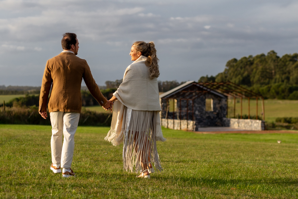boda de destino, narbona, uruguay, sesion de los novios en los viñedos al atardecer