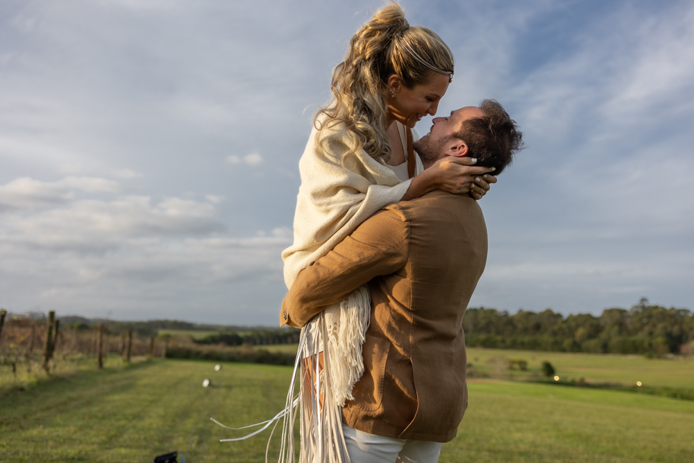 boda de destino, narbona, uruguay, sesion de los novios en los viñedos al atardecer