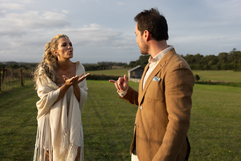 boda de destino, narbona, uruguay, sesion de los novios en los viñedos al atardecer