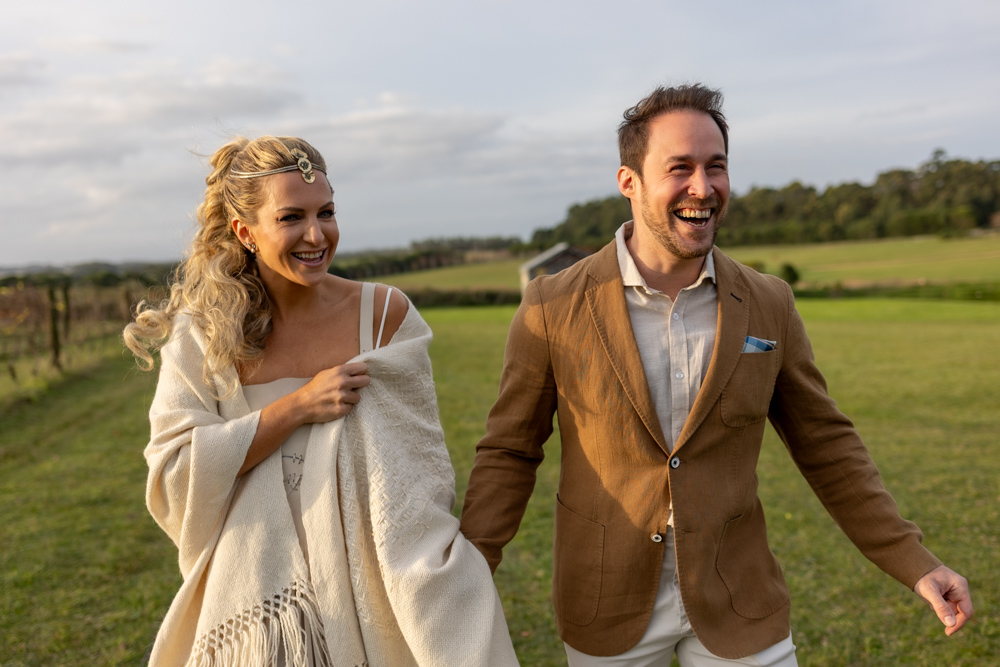 boda de destino, narbona, uruguay, sesion de los novios en los viñedos al atardecer