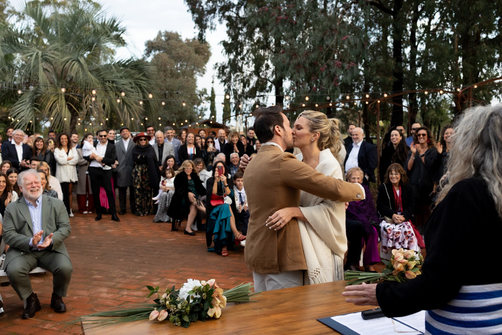 Ceremonia civil en uruguay, narbona, punta del este, fotografia documental de bodas desde argentina
