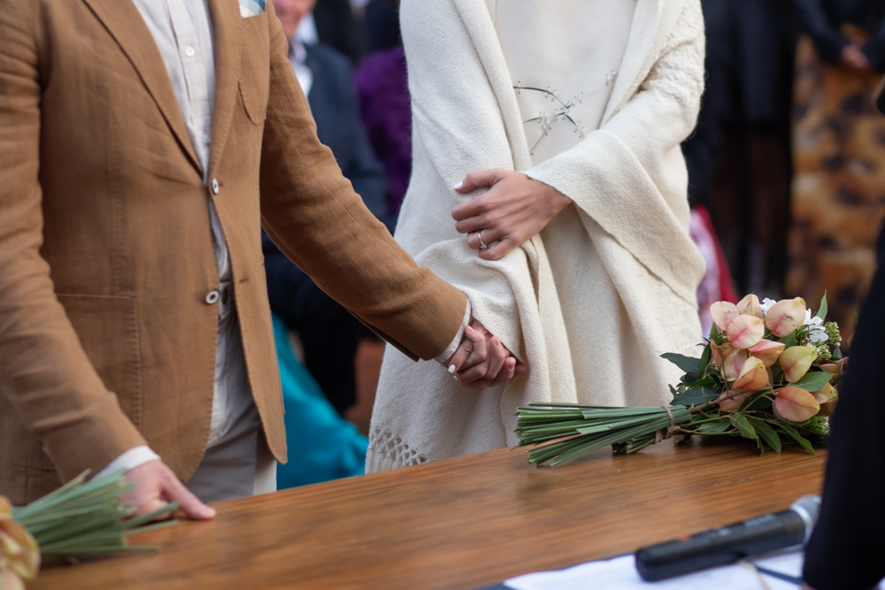 detalles, manos, Ceremonia civil en uruguay, narbona, punta del este, fotografia documental de bodas desde argentina