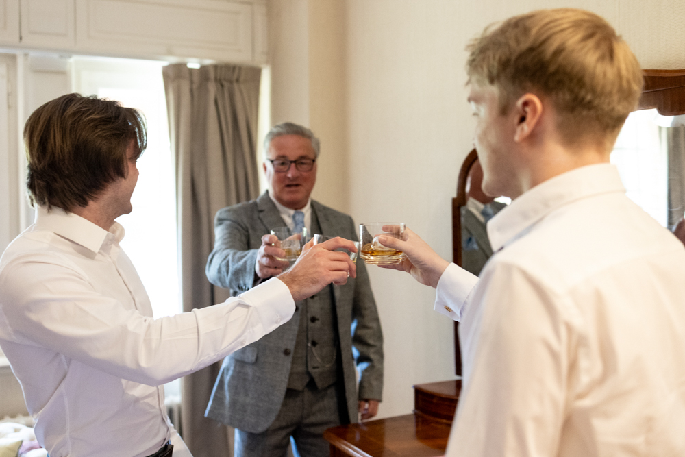 Fotografía documental de casamiento en Argentinaprevia del novio groom
