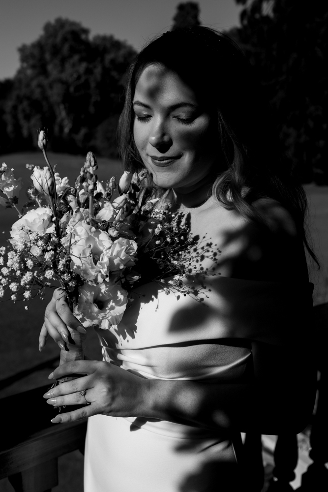 retrato de la novia en blanco y negro antes de la ceremonia