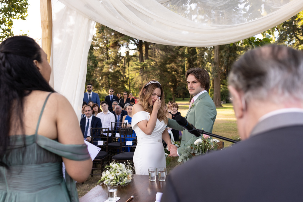 Novios felices durante ceremonia en Estancia Villa María