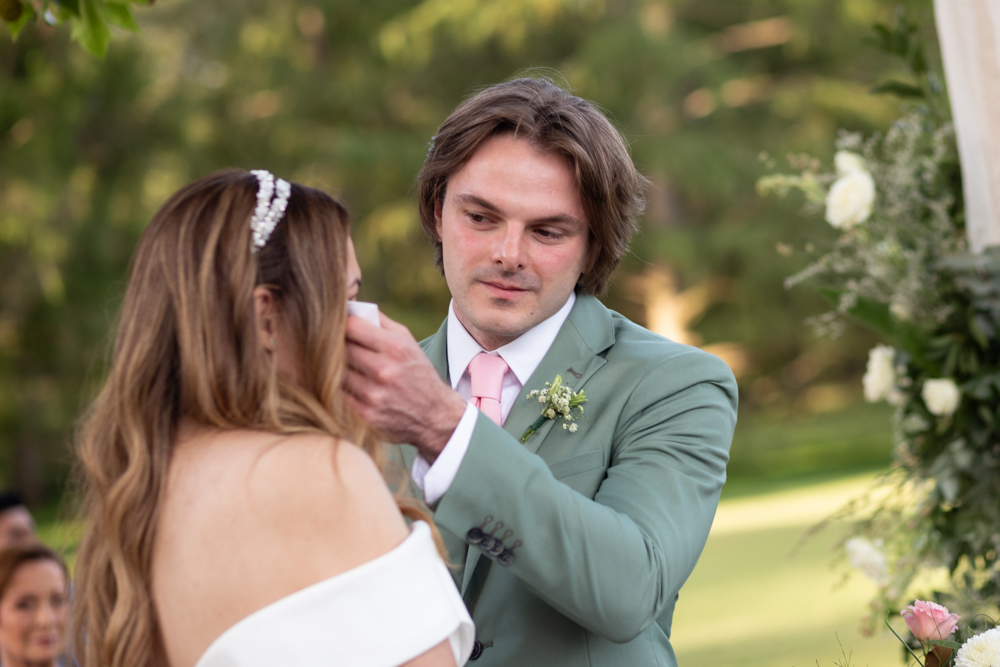 Novios felices durante ceremonia en Estancia Villa María