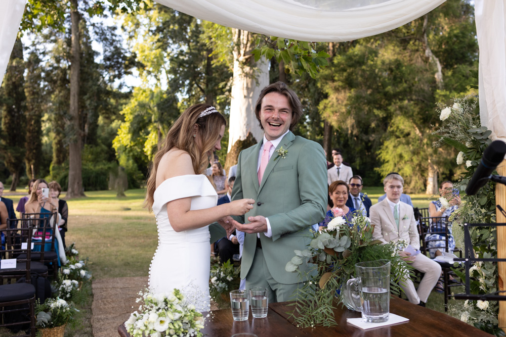 Novios felices durante ceremonia en Estancia Villa María