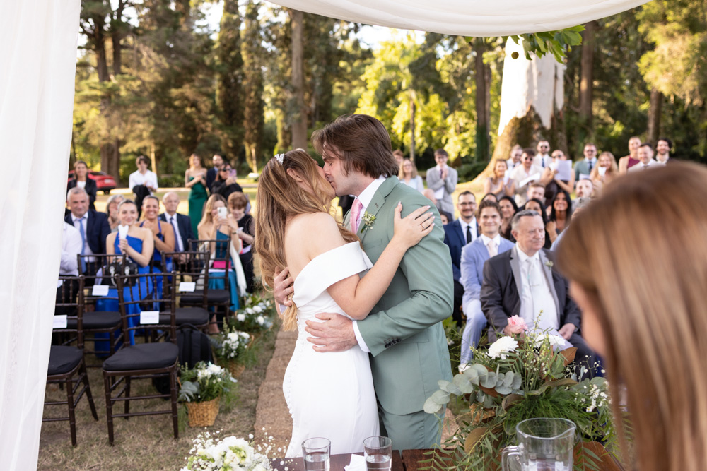 Novios felices durante ceremonia en Estancia Villa María
