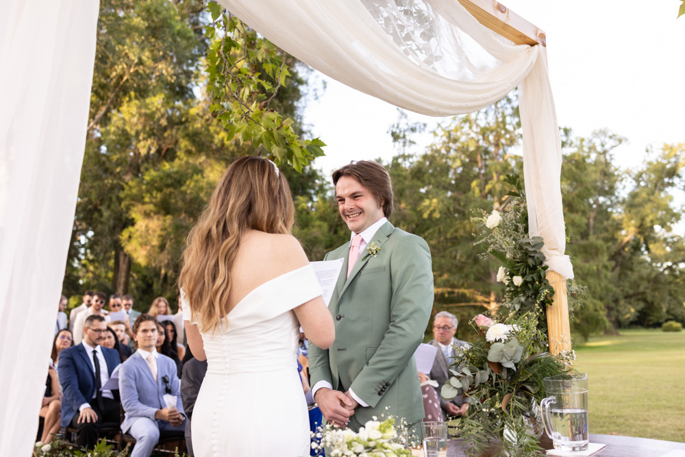 Novios felices durante ceremonia en Estancia Villa María