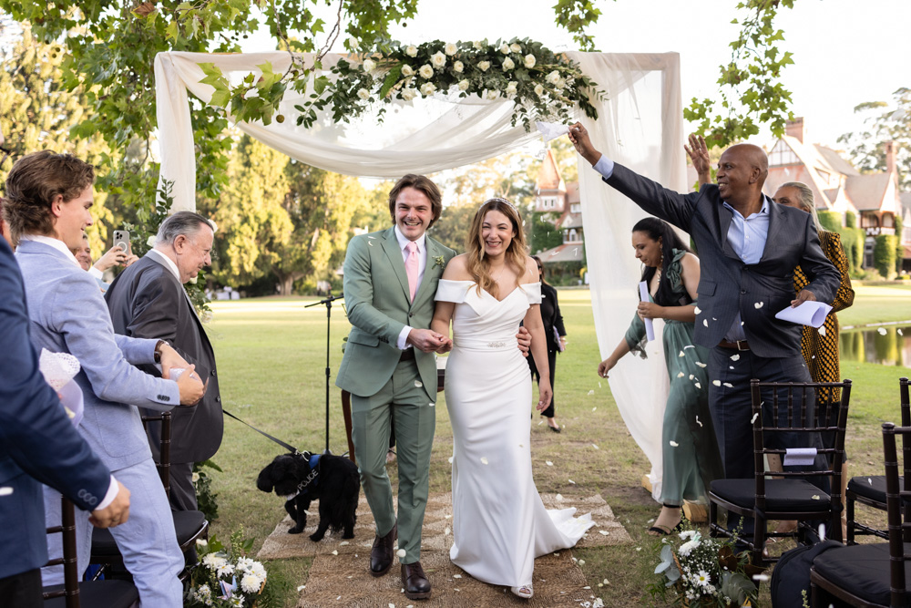 Novios felices durante ceremonia en Estancia Villa María