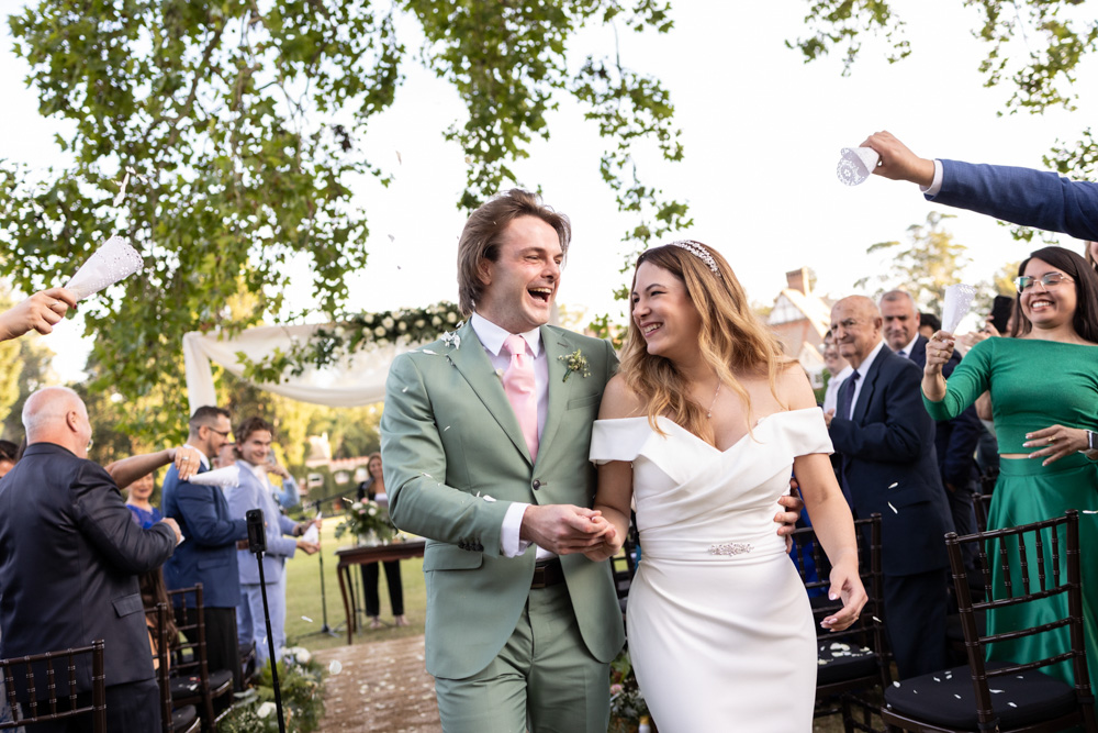 Novios felices durante ceremonia en Estancia Villa María