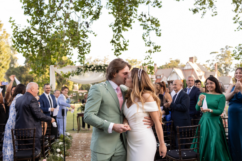Novios felices durante ceremonia en Estancia Villa María