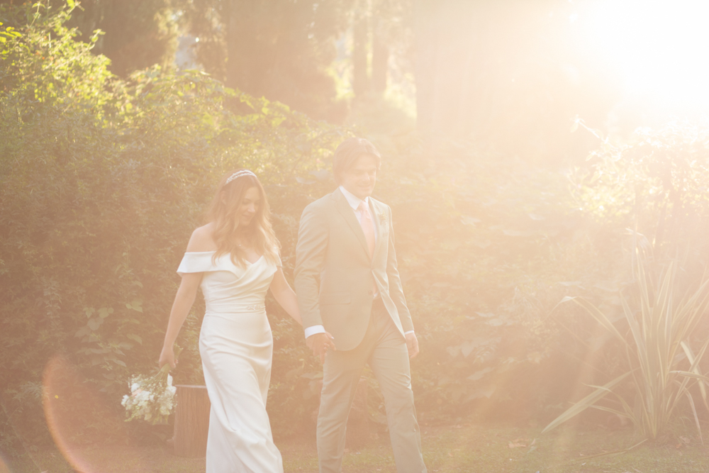 Novios felices durante ceremonia en Estancia Villa María