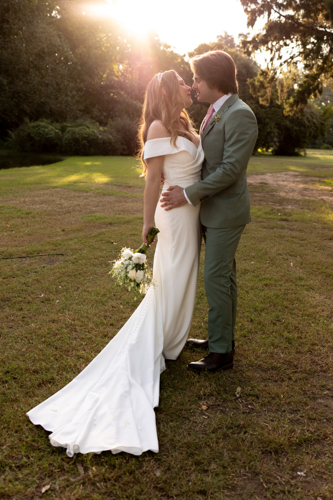 Pareja de recién casados en boda íntima en Buenos Aires